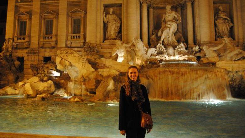 十大网赌靠谱网址平台的一名学生站在罗马的特雷维喷泉前.