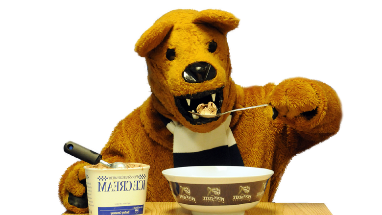 尼塔尼狮子吉祥物挖了一碗伯基乳品冰淇淋
