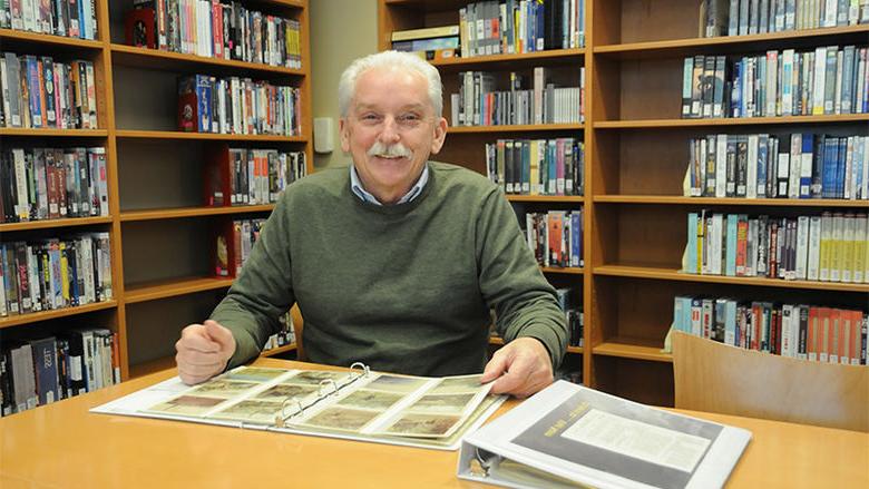 汤姆罗尼参观PSU-LV图书馆看他的相册.